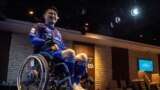 Pemain eSport Jepang, Masaru Torigoe berpose saat berlangsungnya "ePARA CARNIVAL", acara untuk mempromosikan esports bagi penyandang disabilitas, di Tokyo, 27 Mei 2022.(Philip FONG / AFP) 