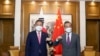 박진(왼쪽) 한국 외교부 장관과 왕이 중국 외교담당 국무위원 겸 외교부장이 9일 칭다오에서 만나 기념촬영하고 있다.