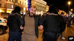 Задержание участника антивоенного протеста в России (архивное фото)