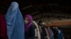 آرشیف، نیازمندان برای دریافت کمک‌های نقدی برنامه جهانی غذا در کابل صف کشیده اند
