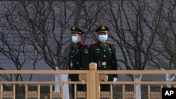 2022年3月3日，在一年一度的人大會議在北京召開前夕，中國武警在人民大會堂附近的天安門廣場站崗。