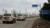 Колонна автомобилей миссии ОБСЕ выезжает с территории "ДНР", контролируемой пророссийскими сепаратистами. 1 марта 2022 года.