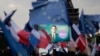 Сторонники действующего президента Франции Эммануэля Макрона радуются сообщениям о его победе во втором туре президентских выборов. Париж, 24 апреля 2022 года.