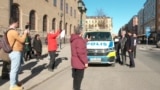 درگیری محمدرضا نیلی، سرکنسول سفارت جمهوري اسلامی ایران با تظاهرکنندگان در مقابل دادگاه حمید نوری و دخالت پلیس سوئد 