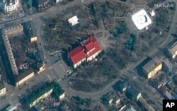 Спутниковый снимок театра с надписью "ДЕТИ" сделанный 14 марта 2022 года