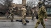 Украинские солдаты на улицах Бучи. 2 апреля 2022 г. 