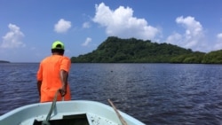 Peter Immanuel, một người dân địa phương, kéo thuyền ra khỏi vùng nước nông để chuẩn bị đi câu cá, Pohnpei, Liên bang Micronesia, ngày 27 tháng 4, 2017.