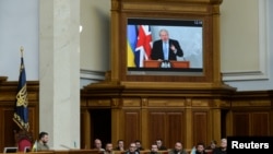Премьер-министр Великобритании Джонсон выступил по видеозаписи В Верховной Раде Украины, в которойприсутствовал президент Украины Владимир Зеленский. 3 мая 2022 г.