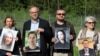 Акция в поддержку журналистов Беларуси с участием исп. директора организации "Репортеры без границ" Кристофа Делуара (2-й слева) в Литве, 27 мая 2021 г. (фото PETRAS MALUKAS / AFP) 
