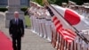Президент США Джон Байден обходит строй японского почетного караула.