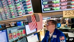 交易員在紐約證交所注視即時股市信息 （AP圖片）