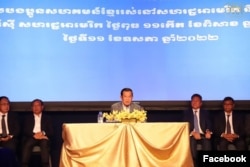 លោក​នាយករដ្ឋមន្ត្រី ហ៊ុន សែន នៃ​ប្រទេស​កម្ពុជា​ជួប​សំណេះសំណាល​ជាមួយជនជាតិខ្មែរ​ដែល​រស់​នៅ​សហរដ្ឋ​អាមេរិក​និង​កាណាដា ប្រមាណ២.០០០នាក់​ នៅ​សណ្ឋាគារ​ Washington Hilton ​ក្នុង​រដ្ឋធានី​វ៉ាស៊ីនតោន កាល​ពី​ថ្ងៃ​ទី​១១ ខែ​ឧសភា ឆ្នាំ​២០២២ គឺ​មួយ​ថ្ងៃ​មុន​កិច្ចប្រជុំកំពូល​ពិសេស​អាមេរិក-អាស៊ាន។ (Facebook/Cambodian PM Hun Sen)