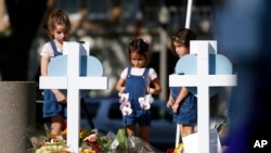 Дети из техасского городка Ювалде прощаются со школьниками, погибшими в результате недавней массовой стрельбы.