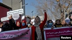 ARHIVA - Avganistanke na protestu u Kabulu zbog ograničenja koje im je uveo Taliban od povratka na vlast, 28. decembra 2021. (Foto: Reuters/Ali Khara)