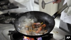 Lomo saltado (stir-fried beef tenderloin) prepared with soy sauce, tomatoes, onions and hot peppers. (Photo: José Cáceres / PROMPERÚ)