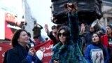 جمعی از زنان ایرانی تبار روز شنبه با جمع شدن در میدان پیکادلی لندن و خیابان&zwnj;های پایتخت بریتانیا با معترضان زن داخل ایران ابراز همبستگی کردند.&nbsp;&nbsp;
