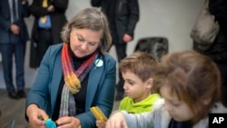 Виктория Нуланд играет с детьми в Киеве во время своего визита в Украину. 3 декабря 2022 года