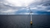 资料照片: 2017年8月苏格兰海岸浮动风力涡轮机