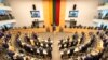 Депутаты парламента Литвы слушают видеообращение Владимира Зеленского (архивное фото) 
