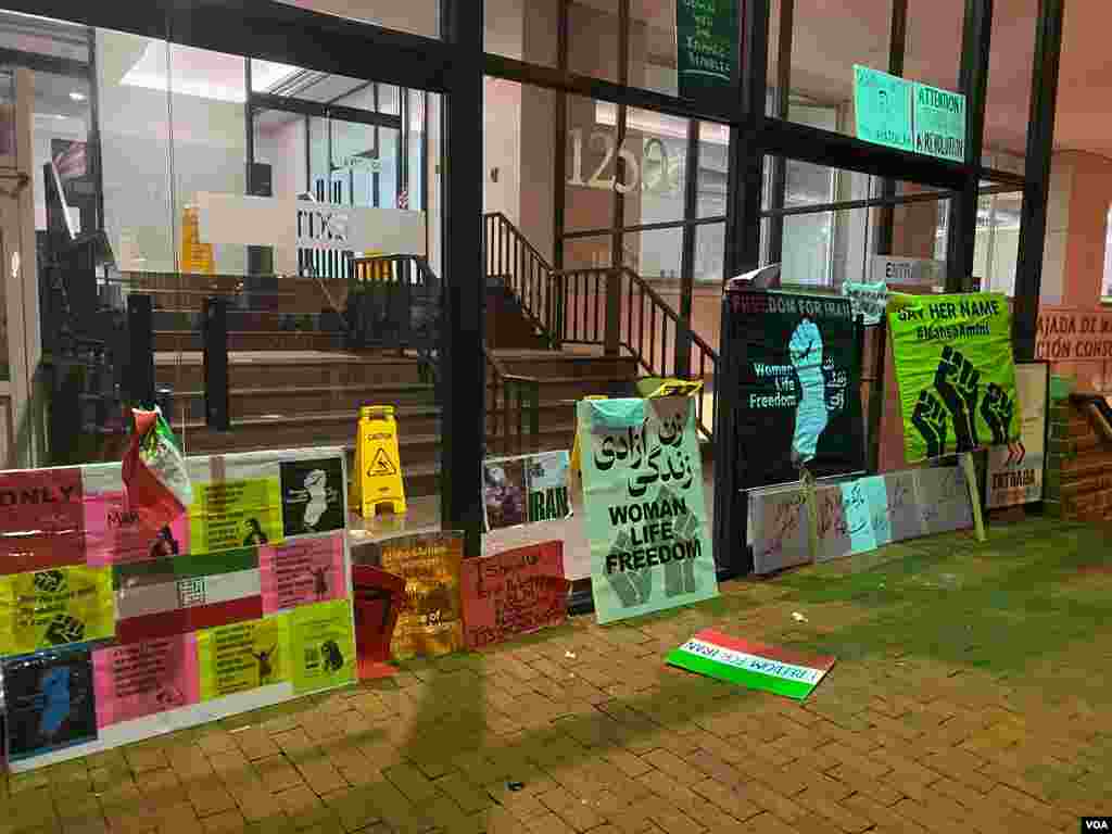تظاهرکنندگان در واشنگتن پلاکاردهای اعتراضی‌شان را مقابل در ورودی دفتر حفاظت از منافع جمهوری اسلامی قرار داده‌اند - شنبه ۹ مهر 