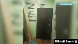 Дверь в квартиру активиста Михаила Самина. 