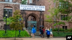 Students gather on the Yale University campus under a sign that reads Welcome to Yale Class of 2025 in New Haven, Connecticut, on Sunday, August 22, 2021. (AP Photo/Ted Shaffrey)