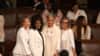 Representantes demócratas vestidas de blanco para llamar la atención a los derechos de la mujer en la Cámara de Representantes de EEUU, en Washington, DC, antes del discurso del Estado de la Nación del presidente Joe Biden el 7 de marzo de 2024.