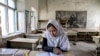 یک شاگرد مکتب ابتداییه در کابل در نخستین روز سال تعلیمی در افغانستان؛ مکاتب متوسطه و لیسه هنوز به روی دختران افغان مسدود است.