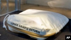 Сумка для возврата лунных образцов «Аполлона-11», которую использовал астронавт Нил Армстронг (AP Photo/Ричард Дрю)