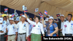The Candlelight Party's supporters and activists hold Cambodia's national flag and the party's flag during the party's congress in Siem Reap province, on Feb. 11, 2023. (Ten Soksreinith/VOA Khmer) 