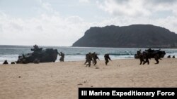 지난 2018년 미국 하와이 해병대 기지에서 진행된 환태평양합동훈련(RIMPAC) 참가 장병들이 상륙 연습을 하고 있다. (자료사진=DVIDS)