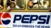 Trẻ em trên một chiếc xe bus có sơn hình ảnh quảng cáo đồ uống có ga của Mỹ ở Hà Nội trong tấm ảnh chụp cuối những năm 1990. Sau khi Mỹ và Việt Nam thiết lập lại quan hệ ngoại giao năm 1995, các công ty Mỹ đã đổ vào Việt Nam để đầu tư và kinh doanh.