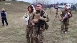 Reservistas ucranianos se casan en el puesto de control de Kiev