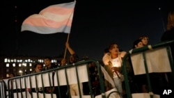 Docenas de mujeres transgénero y aliados se reúnen para conmemorar a los miembros asesinados de su comunidad, afuera del Palacio Nacional en la Ciudad de México, en el Día de la Memoria Transgénero, el martes 20 de noviembre de 2018.