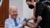 На фото: Президент США Джо Байден отримує друге щеплення посилювач вакцини проти COVID-19. 30 березня 2022 року.