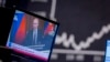 Arhiva - Obraćanje ruskog predsednika Vladimira Putina na TV ekranu u prodavnici u Frankfurtu, Nemačka 25. februara 2022.