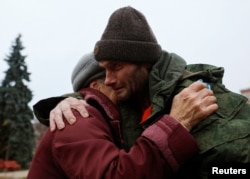 Военнослужащий из контролируемой Россией части Донецкой области, обнимает свою мать после освобождения в ходе обмена пленными