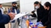 지난 1월 멕시코 칸쿤을 출발해 미국에 입국하는 여행객이 뉴저지주 뉴어크공항에서 신종 코로나바이러스 감염 익명 검사를 받고 있다. (자료사진)