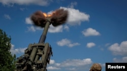 Украинские военнослужащие ведут огонь из американской гаубицы M777. Донецкая область, 6 июня 2022 года.
