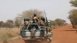 ARCHIVES - Des soldats burkinabè patrouillent sur la route de Gorgadji, dans la zone du Sahel, au Burkina Faso, le 3 mars 2019. 