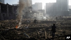 Тлеющие останки торгового центра в Киеве