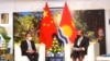 지난 2022년 키리바시 수도 타라와에서 타네티 마마우(오른쪽) 키리바시 대통령과 왕이(왼쪽) 중국 외교부장이 회동하고 있다. (자료사진)