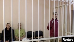 Эйден Эслин, Шон Пиннер и Брахим Саадун в зале «суда»