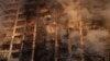 Украинские пожарные тушат пострадавший от российского удара многоквартирный дом в Киеве, Украина, 15 марта 2022 г. (фото AP Photo/Felipe Dana)