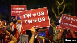 Участники демонстрации в поддержку визита Нэнси Пелоси на Тайвань, Тайбэй, 2 августа 2022 года