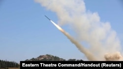 Народно-освободительная армия Китая (НОАК) проводит учения с запуском ракет над Тайваньским проливом в неуказанном месте 4 августа 2022 года. Фотография была получена Reuters от НОАК в качестве раздаточного материала 5 августа 2022 года