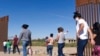 (ARŞİV) Brezilya sığınmacılar, Arizona'da Meksika sınırındaki bir aralıktan geçiyor
