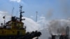 Пожарные борются с огнем в порту Одессы после удара, нанесенного Россией, Украина, 23 июля 2022 года