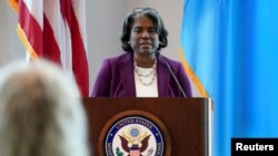 Постоянный представитель США при ООН Линда Томас-Гринфилд выступает на встрече с госсекретарем Энтони Блинкеном в Нью-Йорке, 19 мая 2022 года