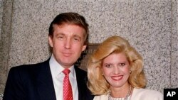 FILE - Donald da Ivana Trump. Mayu 25, 1988.